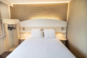 Skrivebord, blendingsgardiner, lydisolert og wi-fi (inkludert)