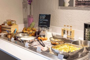 Sarapan prasmanan setiap hari (EUR 12.5 per orang)