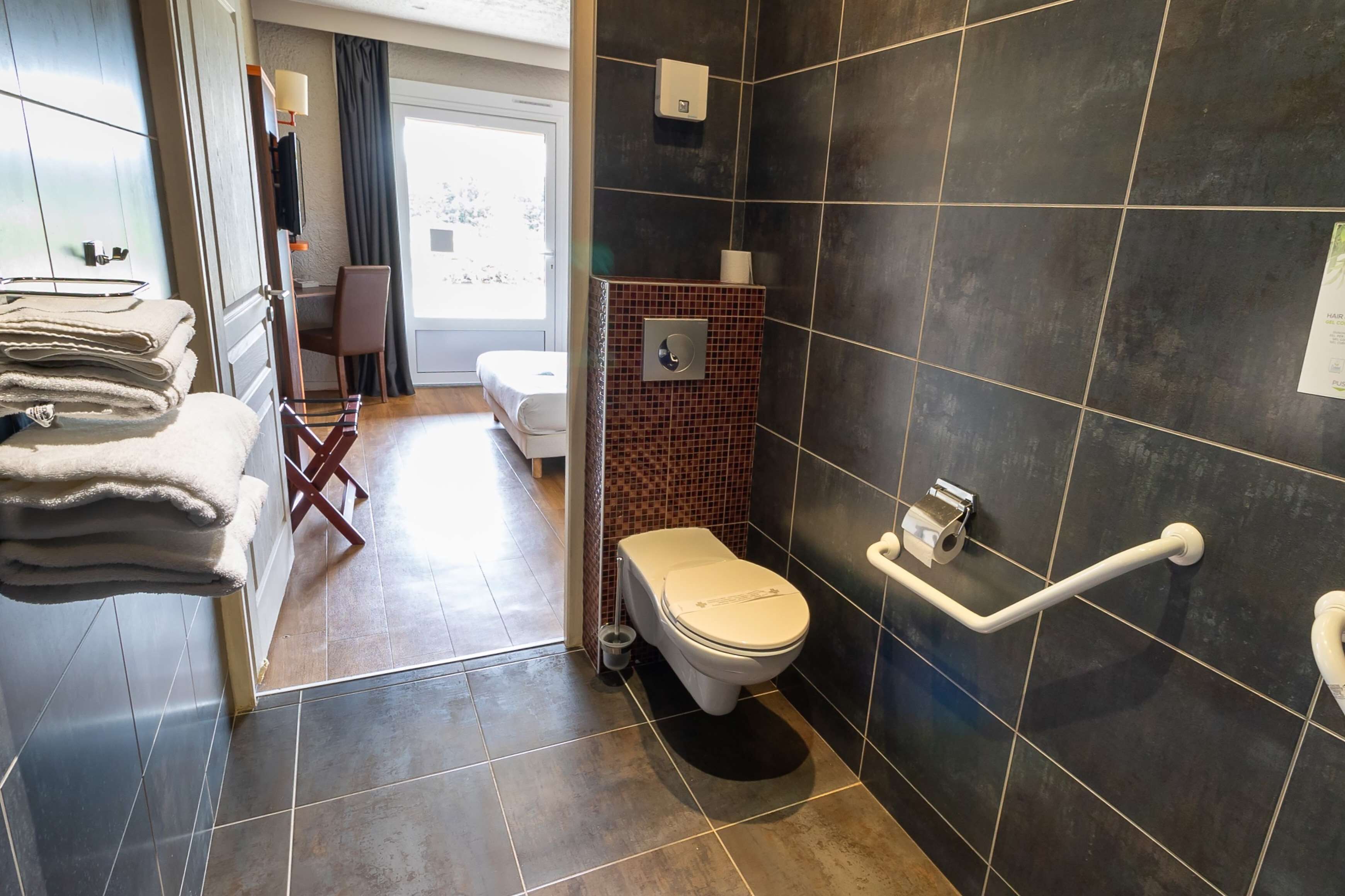 Standaard kamer, 1 tweepersoonsbed | Badkamer | Een douche, milieuvriendelijke toiletartikelen, handdoeken