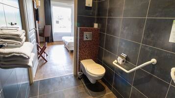 Standaard kamer, 1 tweepersoonsbed | Badkamer | Een douche, milieuvriendelijke toiletartikelen, handdoeken