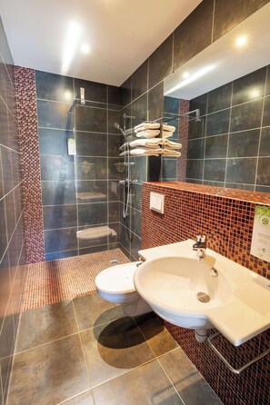 Kamar Standar, 2 Tempat Tidur Twin | Kamar mandi | Shower, perlengkapan kamar mandi ramah lingkungan,  dan handuk