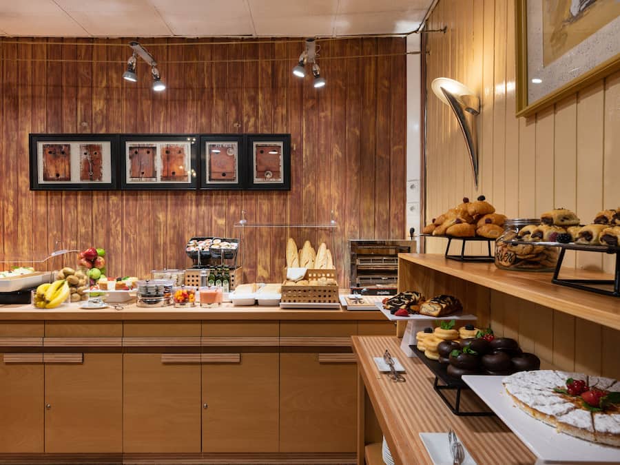 Se ofrece un desayuno bufé (10.00 EUR por persona)