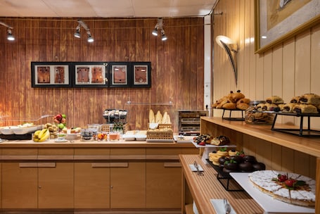Daily buffet breakfast for a fee. Crisol Quindós