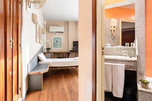 Triple Room | In-room safe, desk, free WiFi, bed sheets