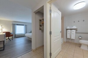 Room | Bathroom | Combined shower/tub, hydromassage showerhead, free toiletries - Hampton Inn & Suites by Hilton Moncton (Moncton)