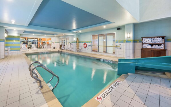 Indoor pool, open 7:00 AM to 10:00 PM, sun loungers - Hampton Inn & Suites by Hilton Moncton (Moncton)