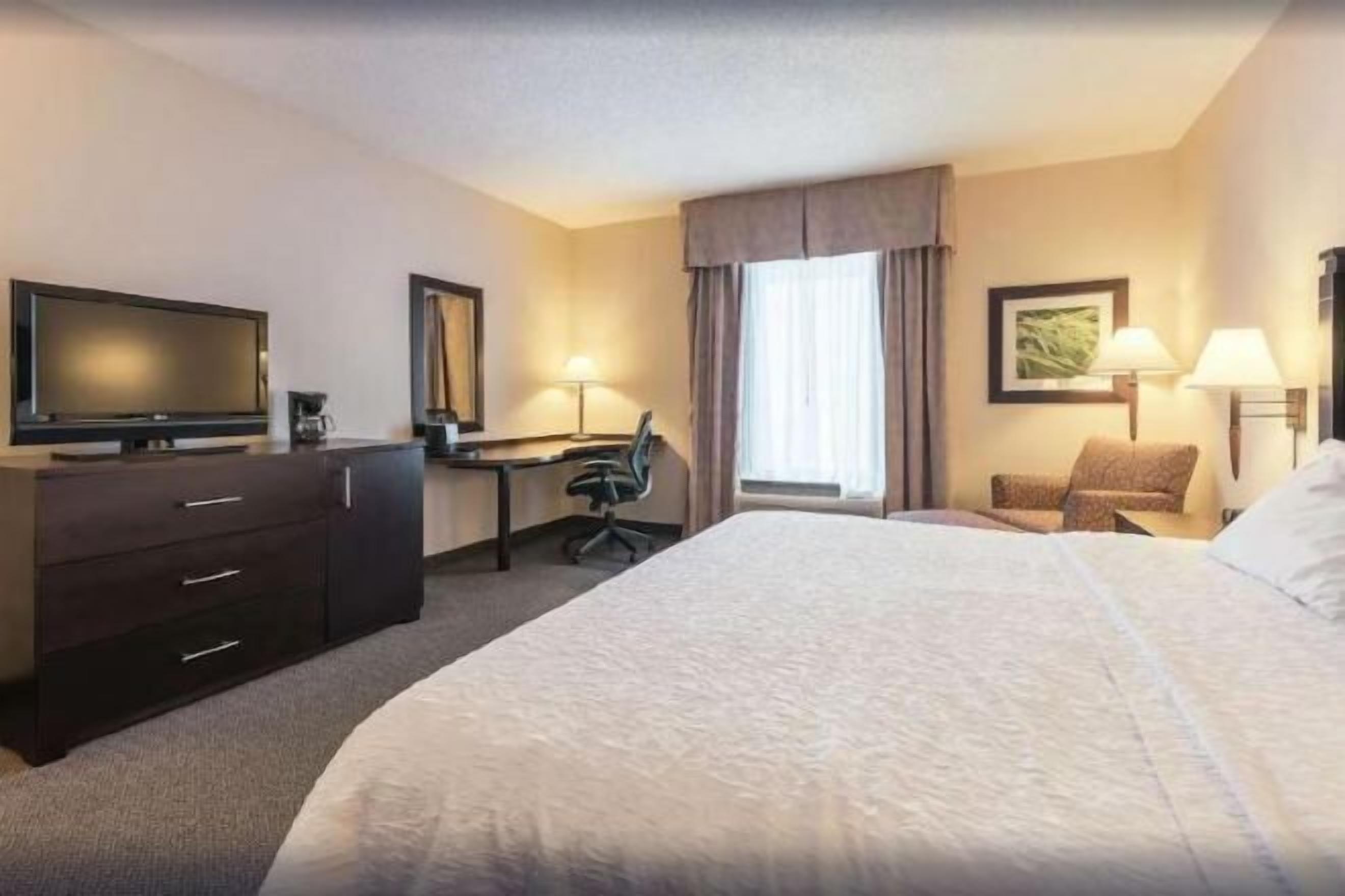 Silitysrauta/-lauta, ilmainen Wi-Fi, vuodevaatteet, herätyskellot