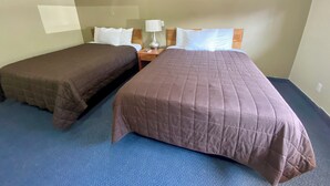 A hotel room with two beds, a nightstand, and a lamp. - Kings Inn - Orillia (Orillia)