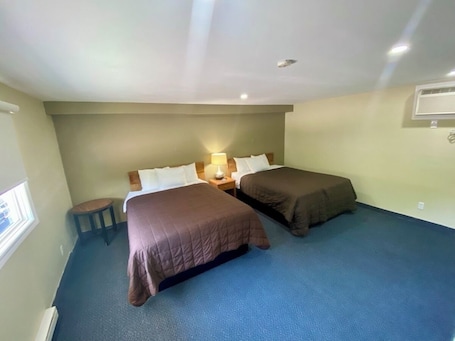 Habitación Deluxe, 2 camas de matrimonio, no fumadores | Wifi gratis y ropa de cama. Kings Inn - Orillia