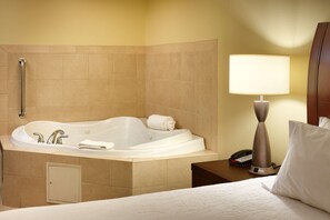 Combined shower/tub, designer toiletries, hair dryer, towels - Hilton Garden Inn Clarksville (Clarksville)