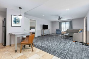 2 Bdrm Ste 2 Qns NoSmkg | Living area | 42-inch TV with cable channels