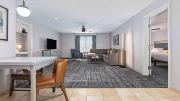 2 Bdrm Ste 2 Qns NoSmkg | Living area | 42-inch TV with cable channels