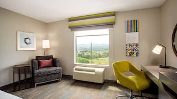 Room, 1 King Bed, Non Smoking | Safe på rommet, skrivebord, strykejern/-brett og barnesenger (inkludert)