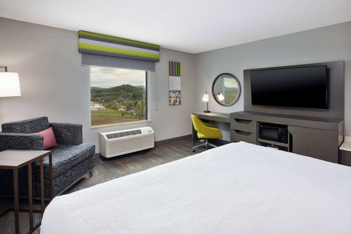 Habitación, 1 cama King size, para no fumadores, vista a la montaña | Caja de seguridad en la habitación y escritorio
