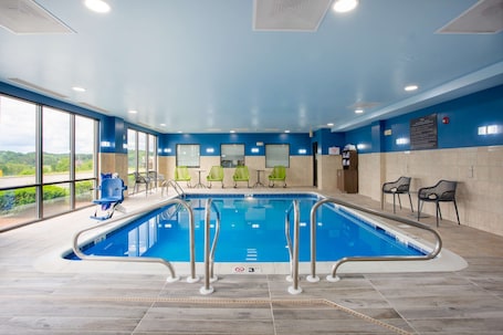 Indoor pool. Hampton Inn Elkins