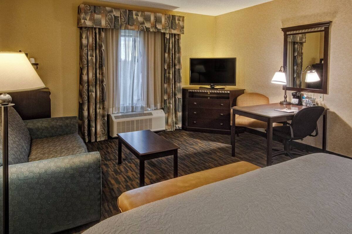 In-room safe, iron/ironing board, free WiFi, alarm clocks