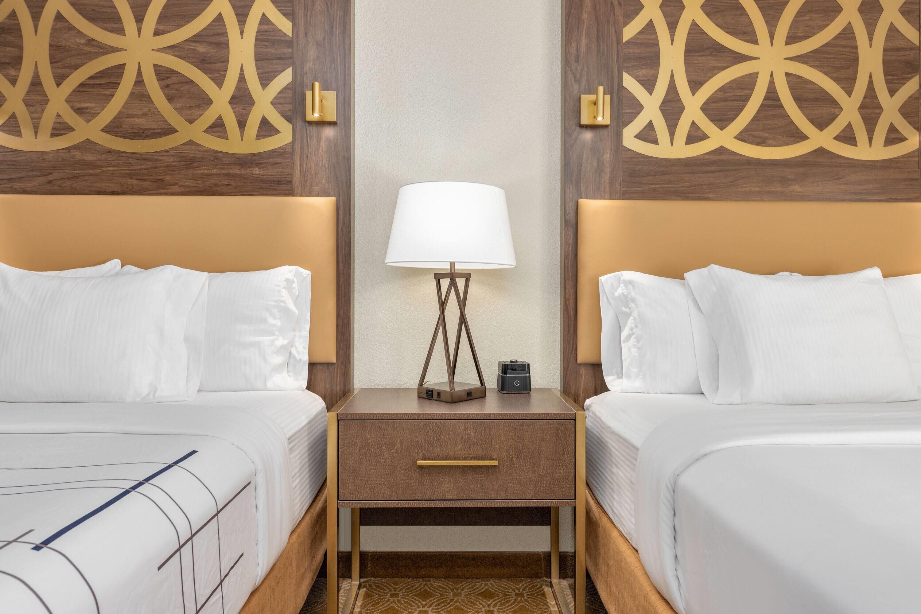 Safe på rommet, skrivebord, blendingsgardiner og strykejern/-brett