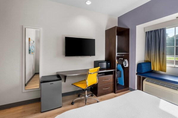 Room, 1 Queen Bed, Accessible, Non Smoking | Desk, free cots/infant beds, free WiFi, bed sheets