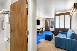 Suite, 1 Queen-Bett und Schlafsofa, Nichtraucher, Kühlschrank und Mikrowelle | Schreibtisch, kostenlose Babybetten, kostenloses WLAN, Bettwäsche
