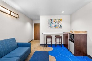 Suite, 1 Queen Bed with Sofa bed, Non Smoking, Refrigerator & Microwave | Desk, free cribs/infant beds, free WiFi, bed sheets