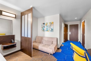 Suite - 1 queensize-seng med sovesofa - handicapvenligt - ikke-ryger | Skrivebord, gratis baby-/barnesenge, gratis Wi-Fi, sengetøj