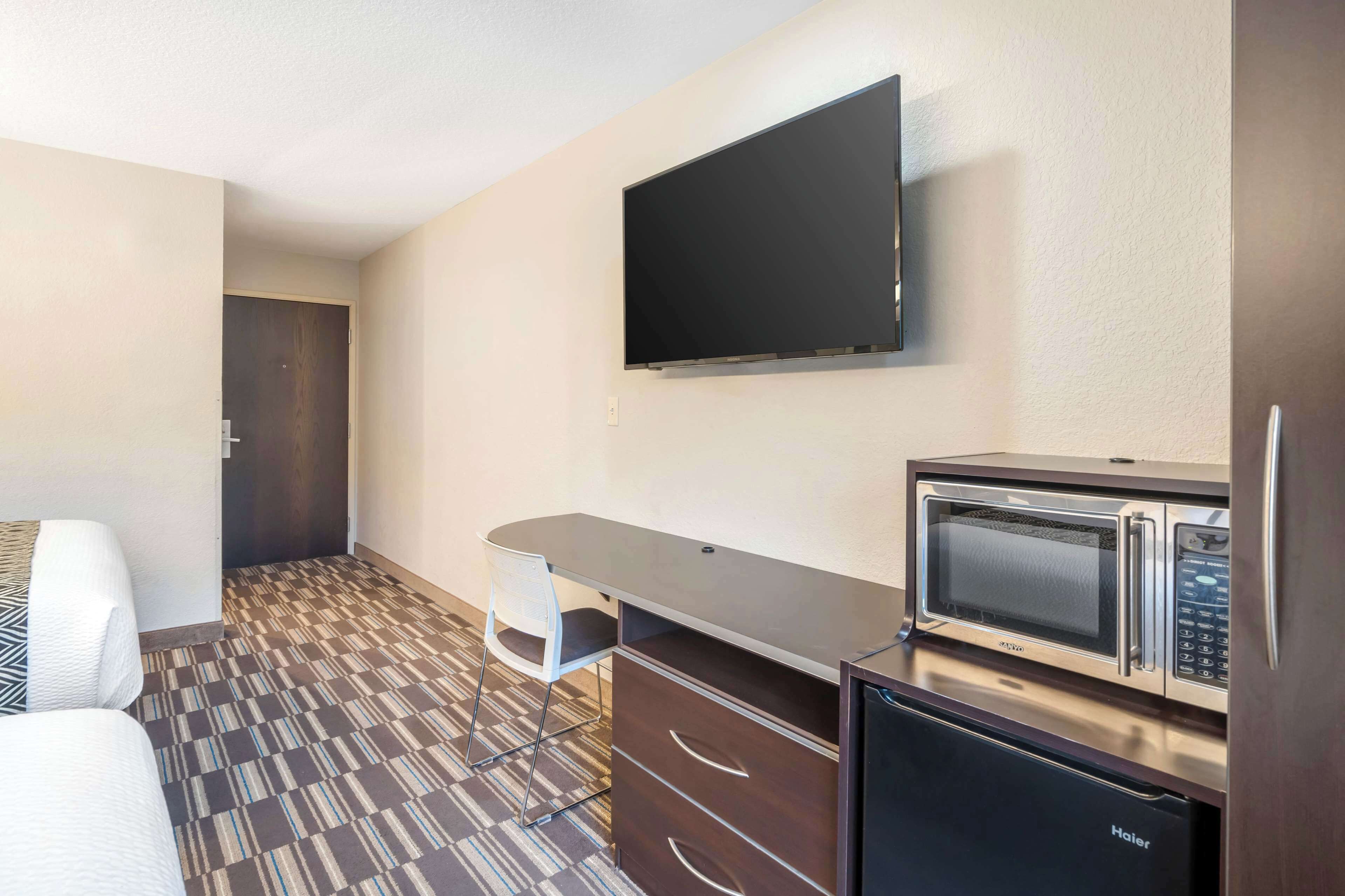 in-room safe, desk, iron/ironing board, free wifi