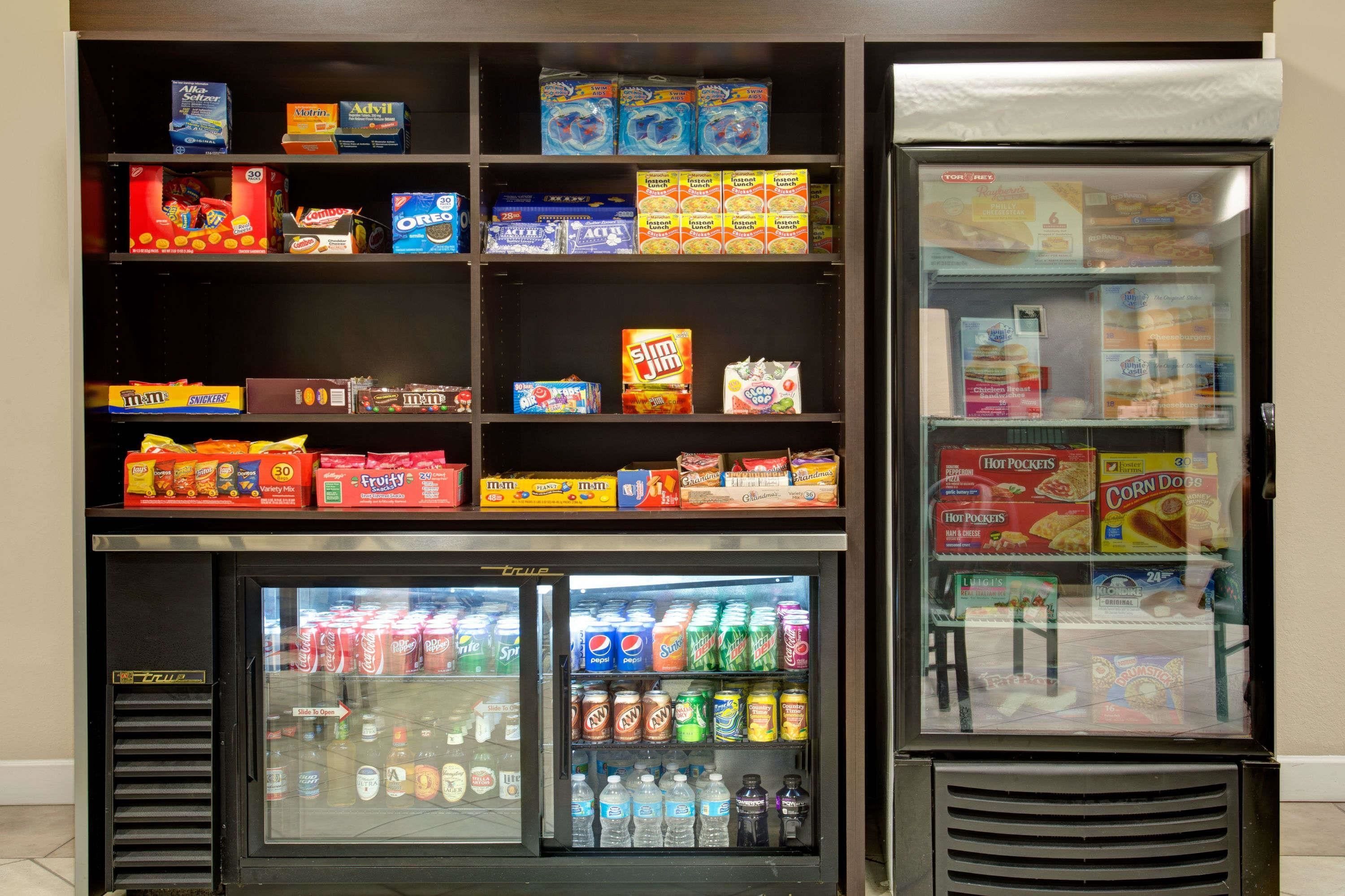 Una macchina distributrice piena di snack e bevande.