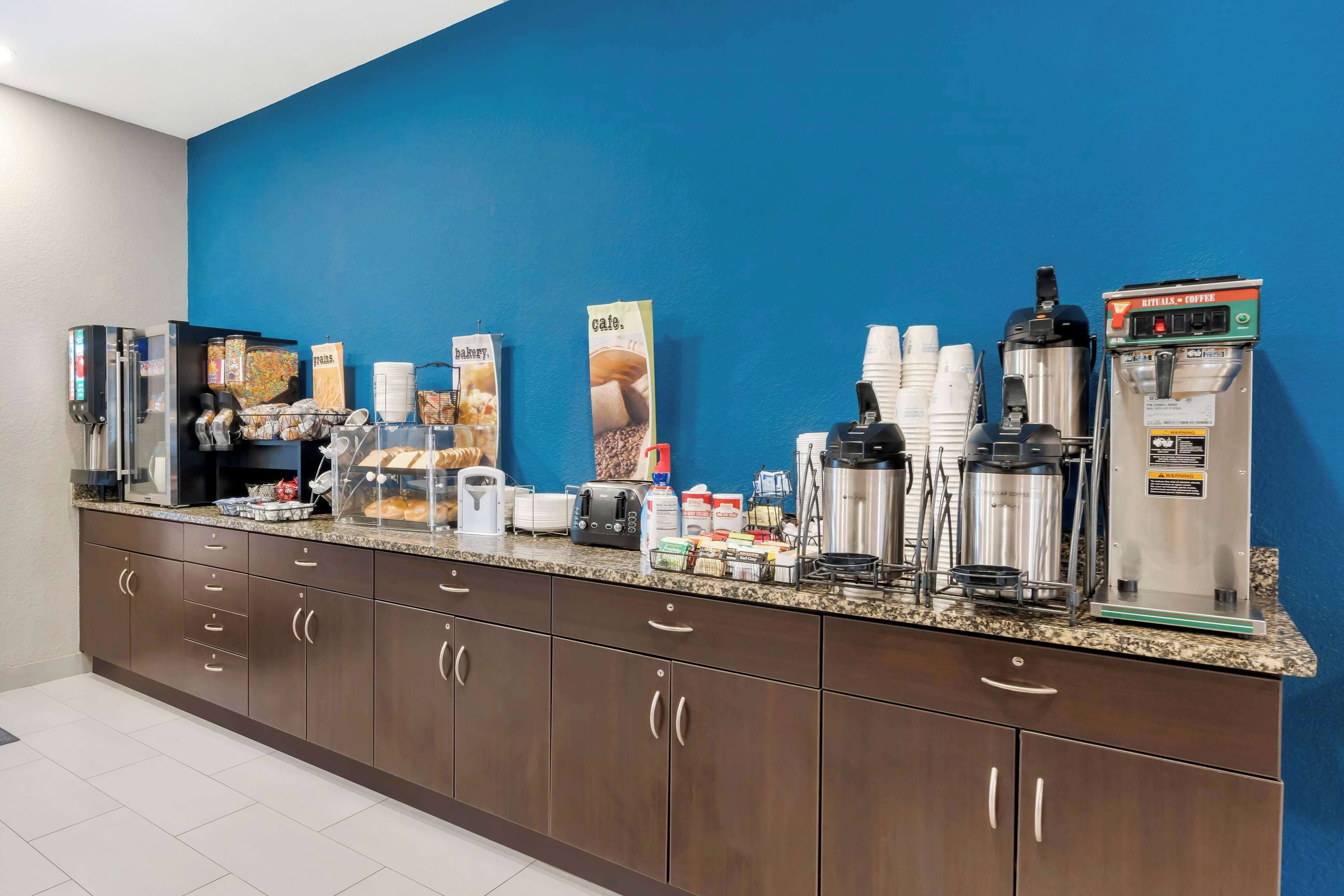 free continental breakfast