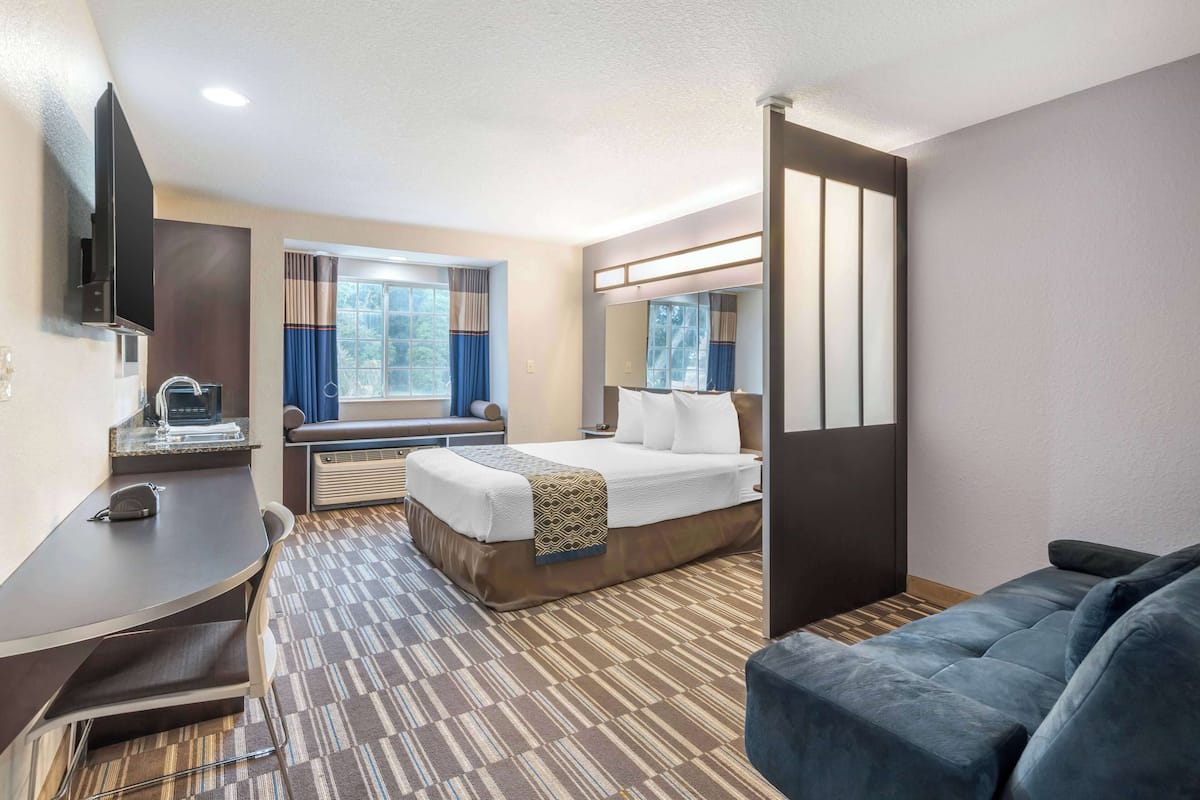 In-room safe, desk, iron/ironing board, free WiFi