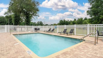 Outdoor pool, open 10 AM to 10 PM, pool loungers