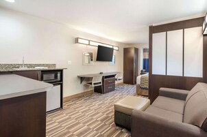 Studio Suite, 1 Queen Bed, Non Smoking | In-room safe, desk, iron/ironing board, free WiFi