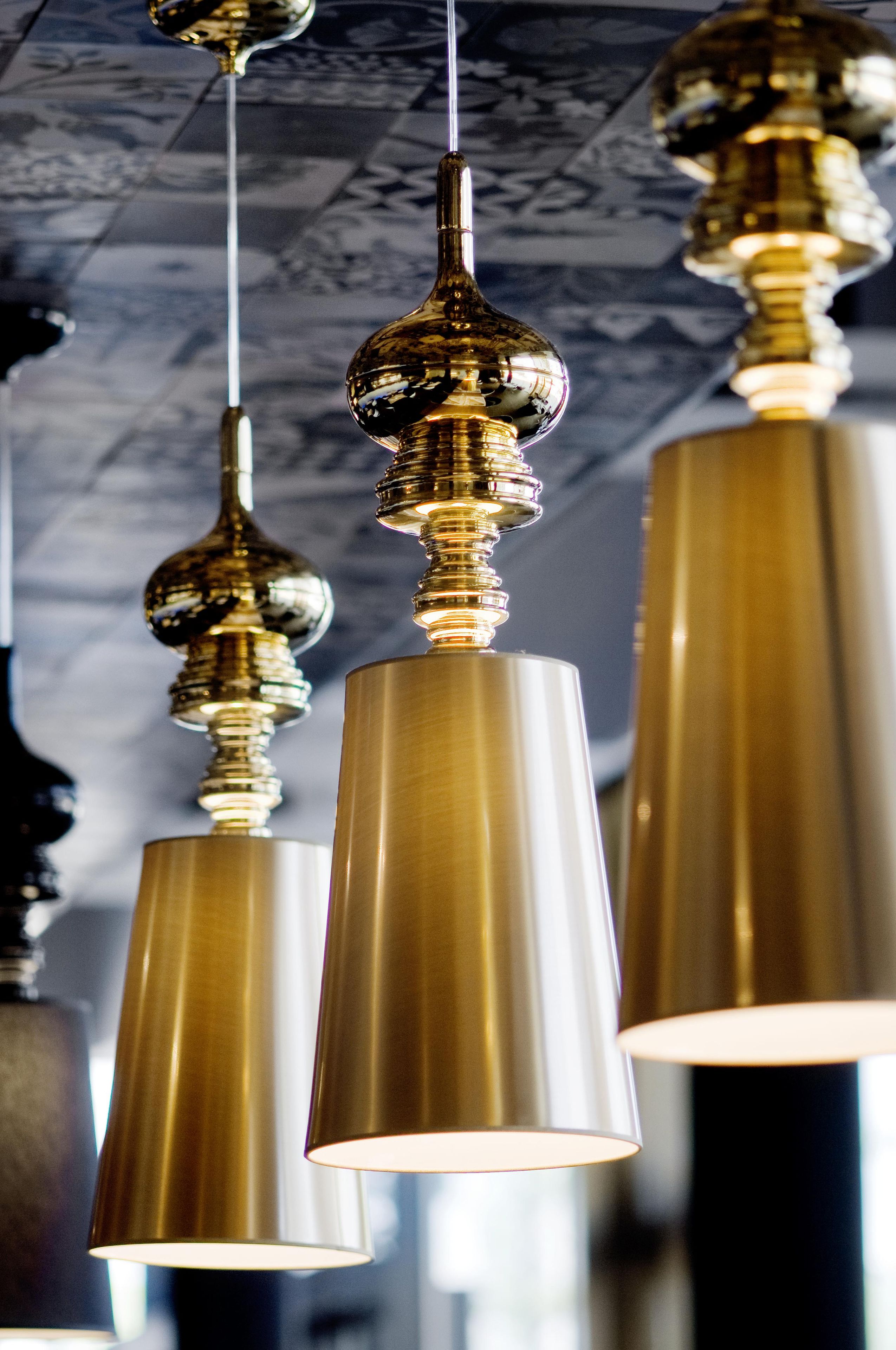 Un candelabro con múltiples lámparas colgantes.