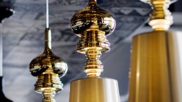 Un candelabro con múltiples lámparas colgantes.