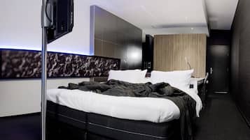 Standard Double Room | Minibar, in-room safe, desk, laptop workspace