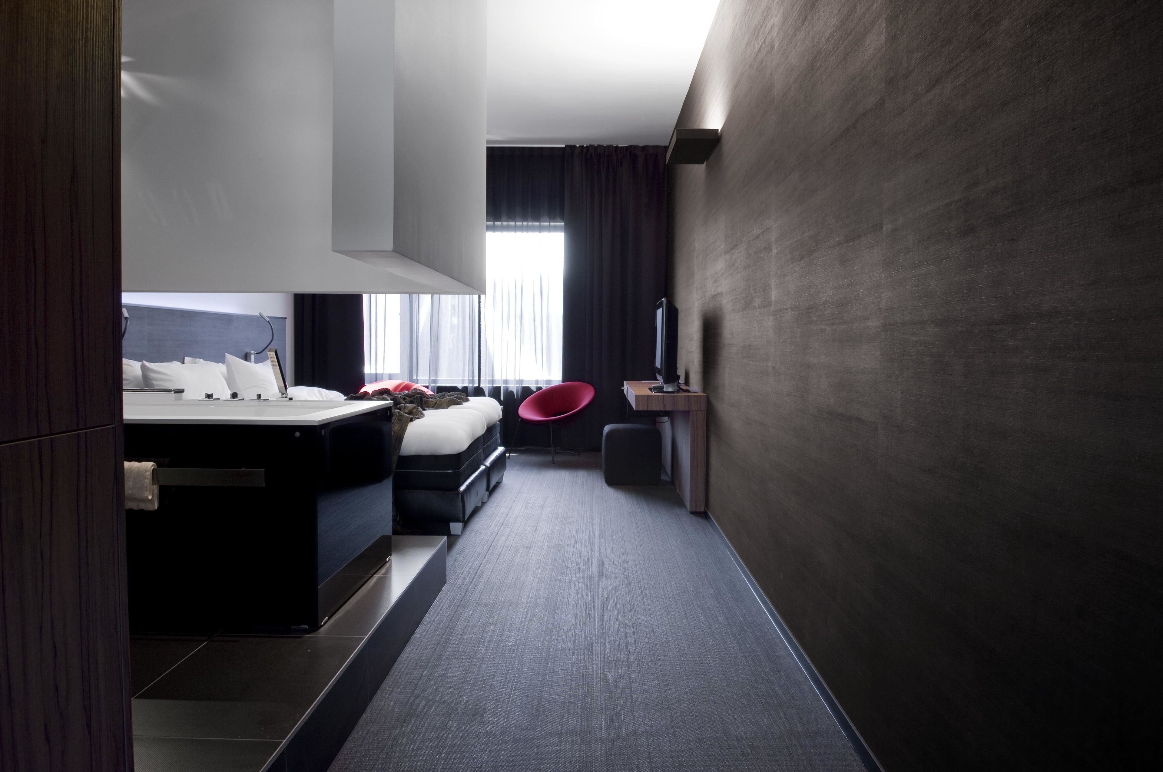 deluxe double room, bathtub | minibar, in-room safe, desk, laptop workspace