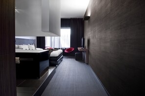 Deluxe Double Room, Bathtub | Minibar, in-room safe, desk, laptop workspace - Carbon Hotel - Different Hotels (Genk)