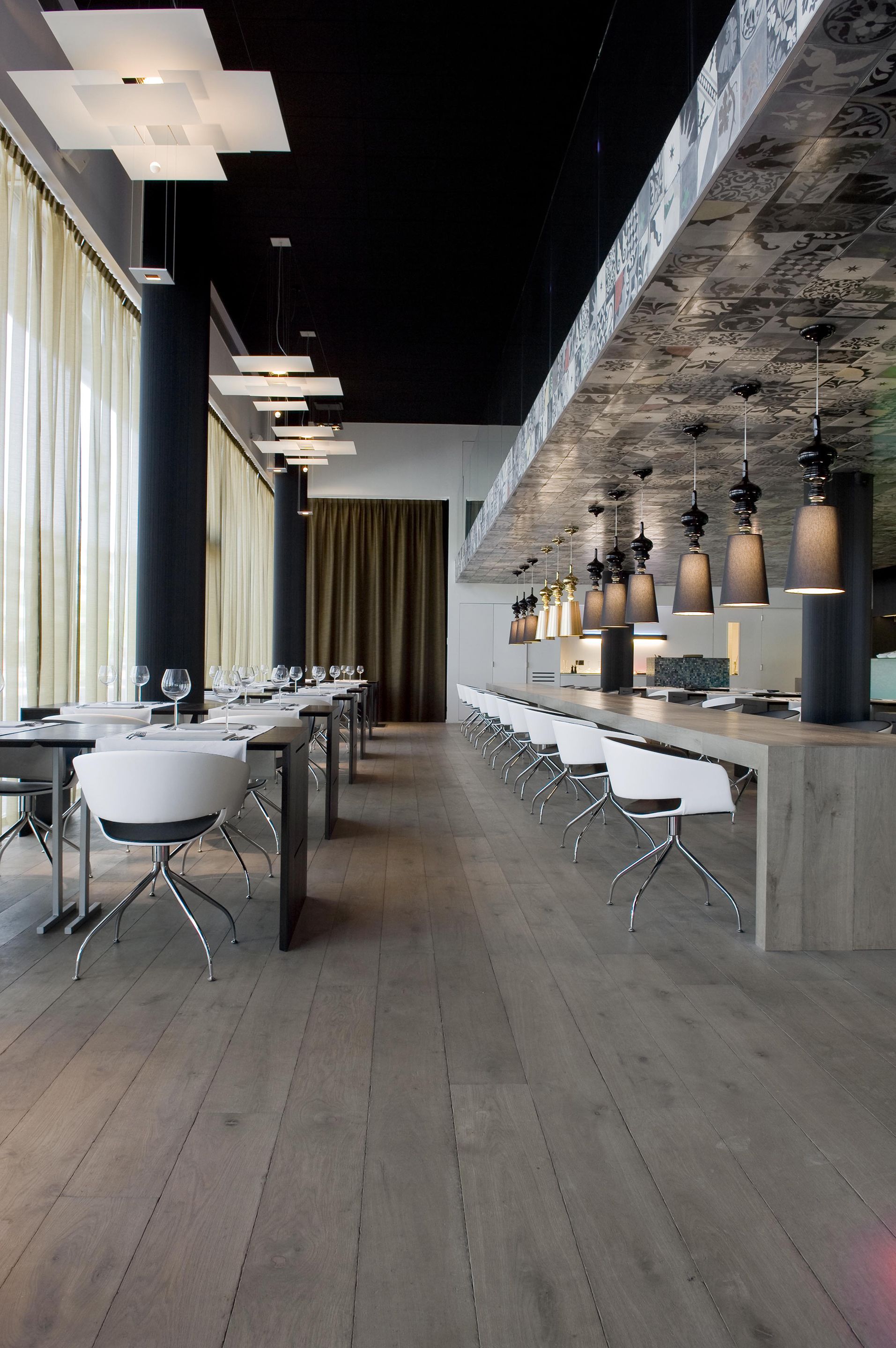 Serveert ontbijt, lunch en diner