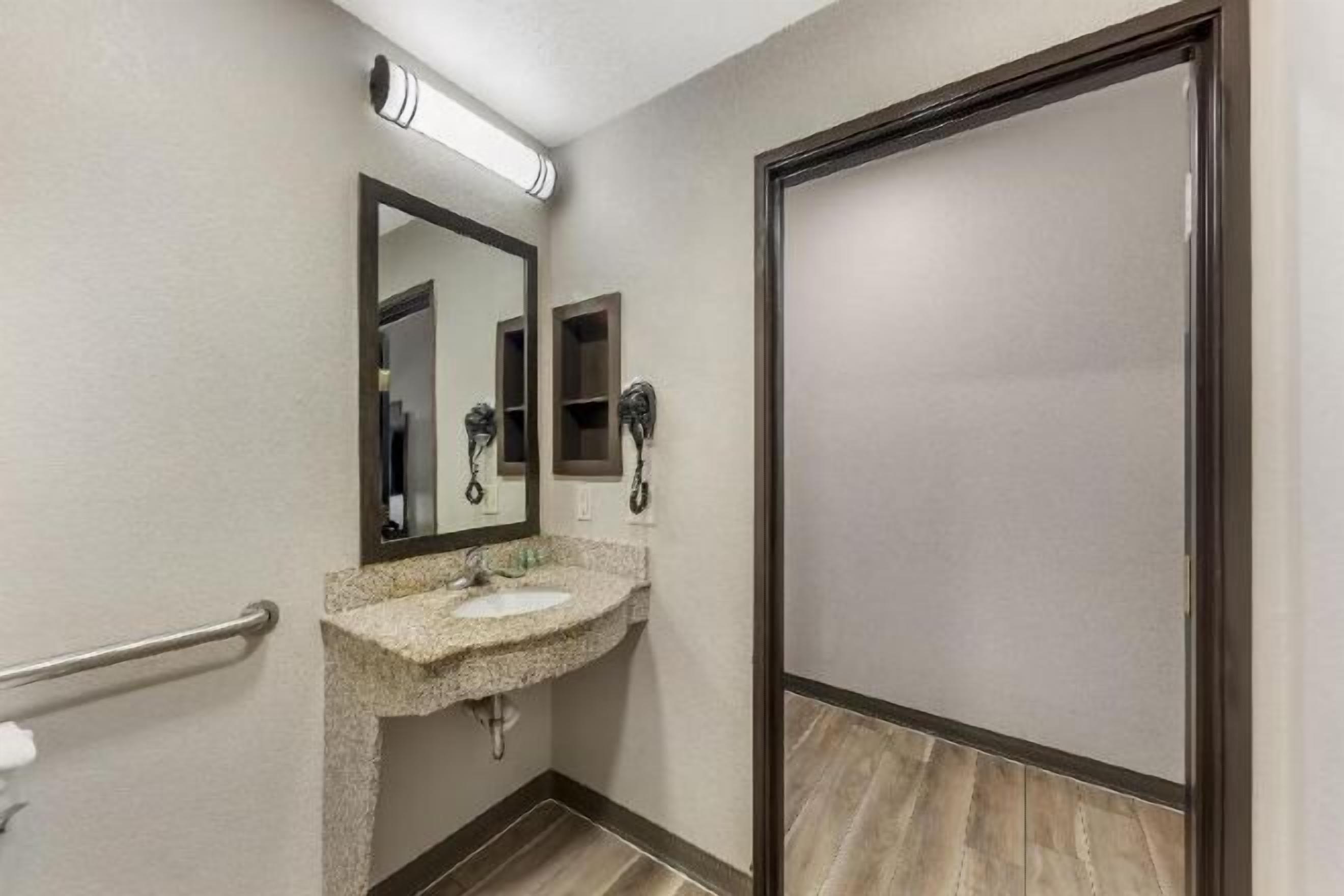 浴室 | 吹风机、毛巾