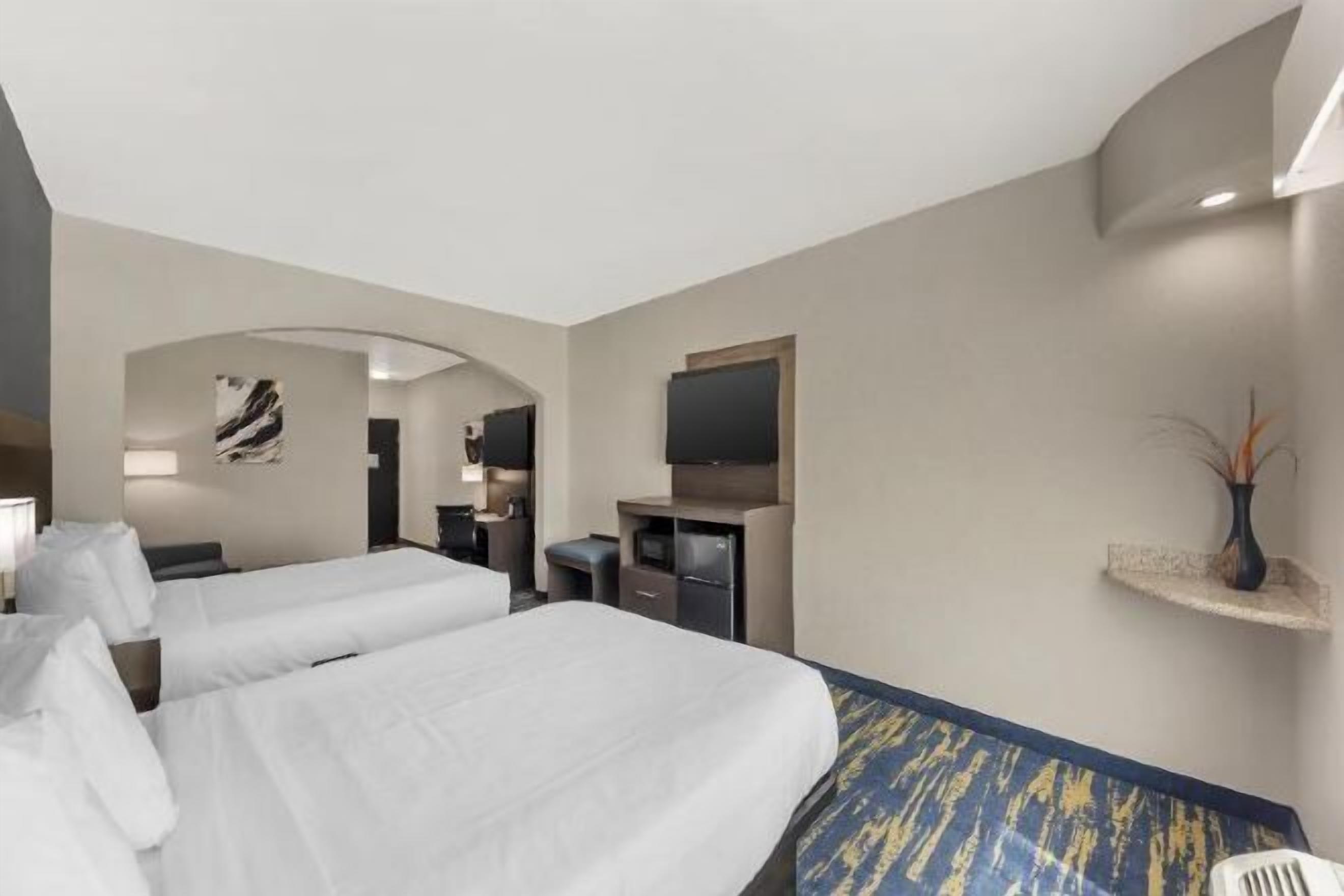 办公桌、笔记本电脑工作区、隔音、熨斗/熨衣板