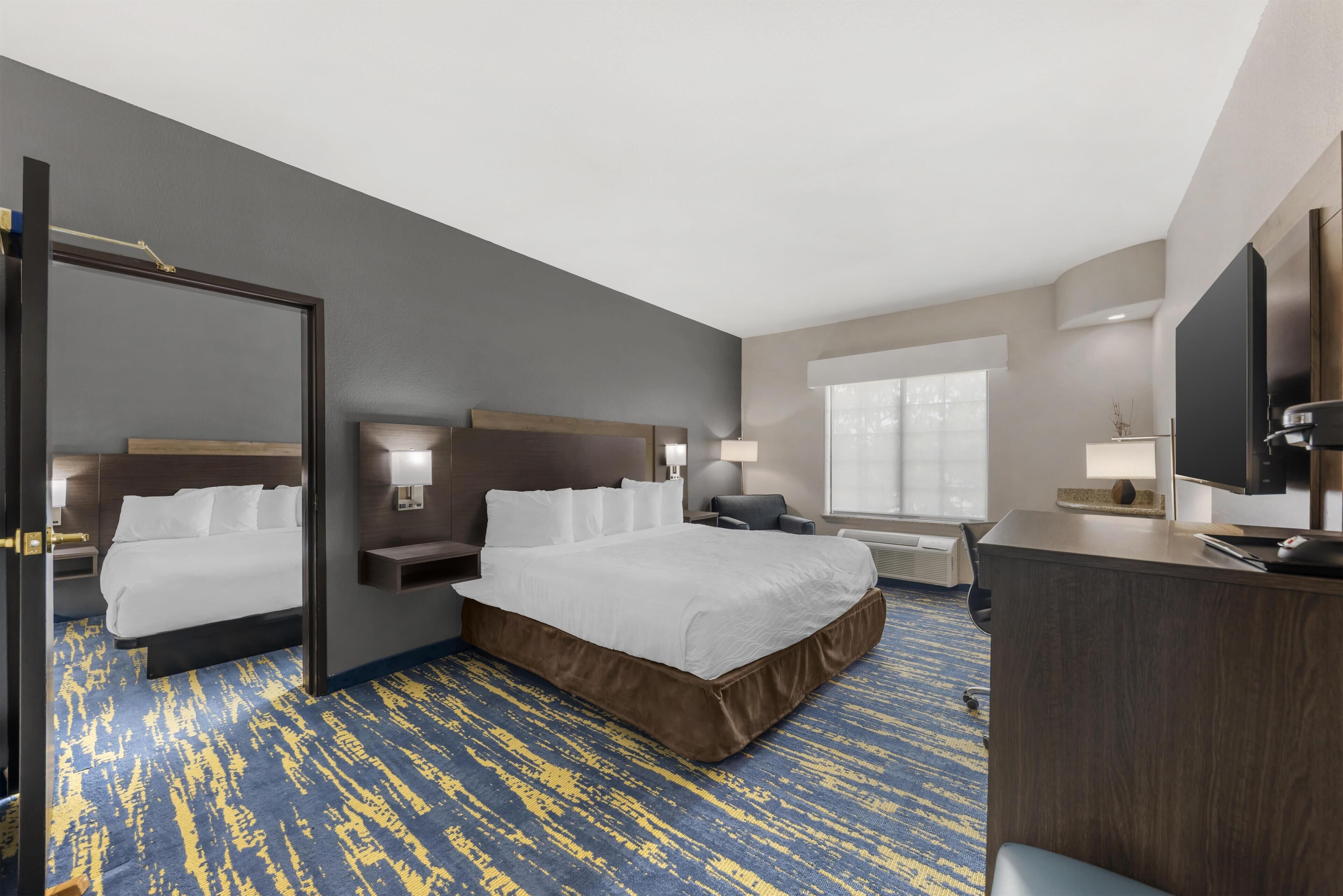 Escritorio y espacio para trabajar con laptop 