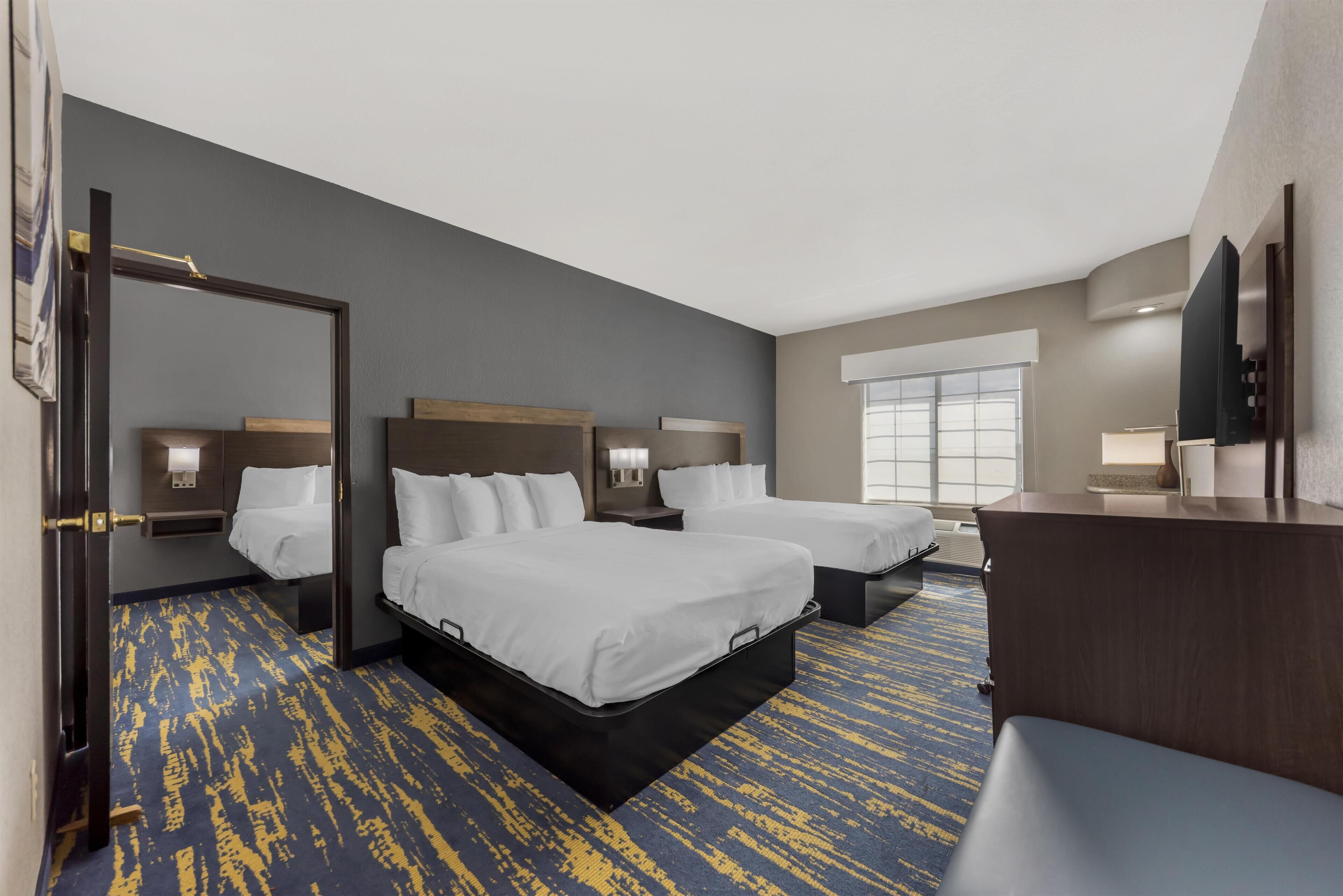 Escritorio y espacio para trabajar con laptop 