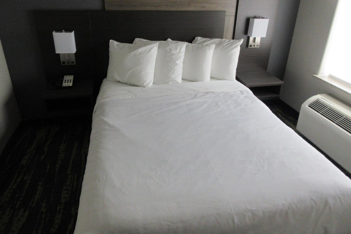 Suite, Multiple Beds, Accessible, Bathtub