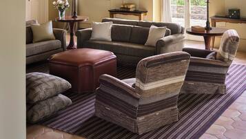 Villa (Stabbi) | Sitzecke in der Lobby