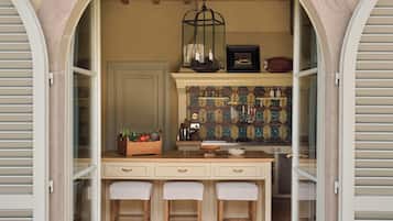 Villa (Casa del Fiume) | Cocina privada | Máquina de café espresso, cafetera o tetera y mesa de comedor