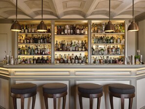 3 bares/lounges, bar ao lado da piscina