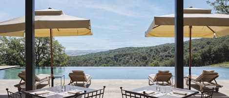 2 ulkouima-allasta avoinna 8.30–18.30, aurinkovarjoja, aurinkotuoleja