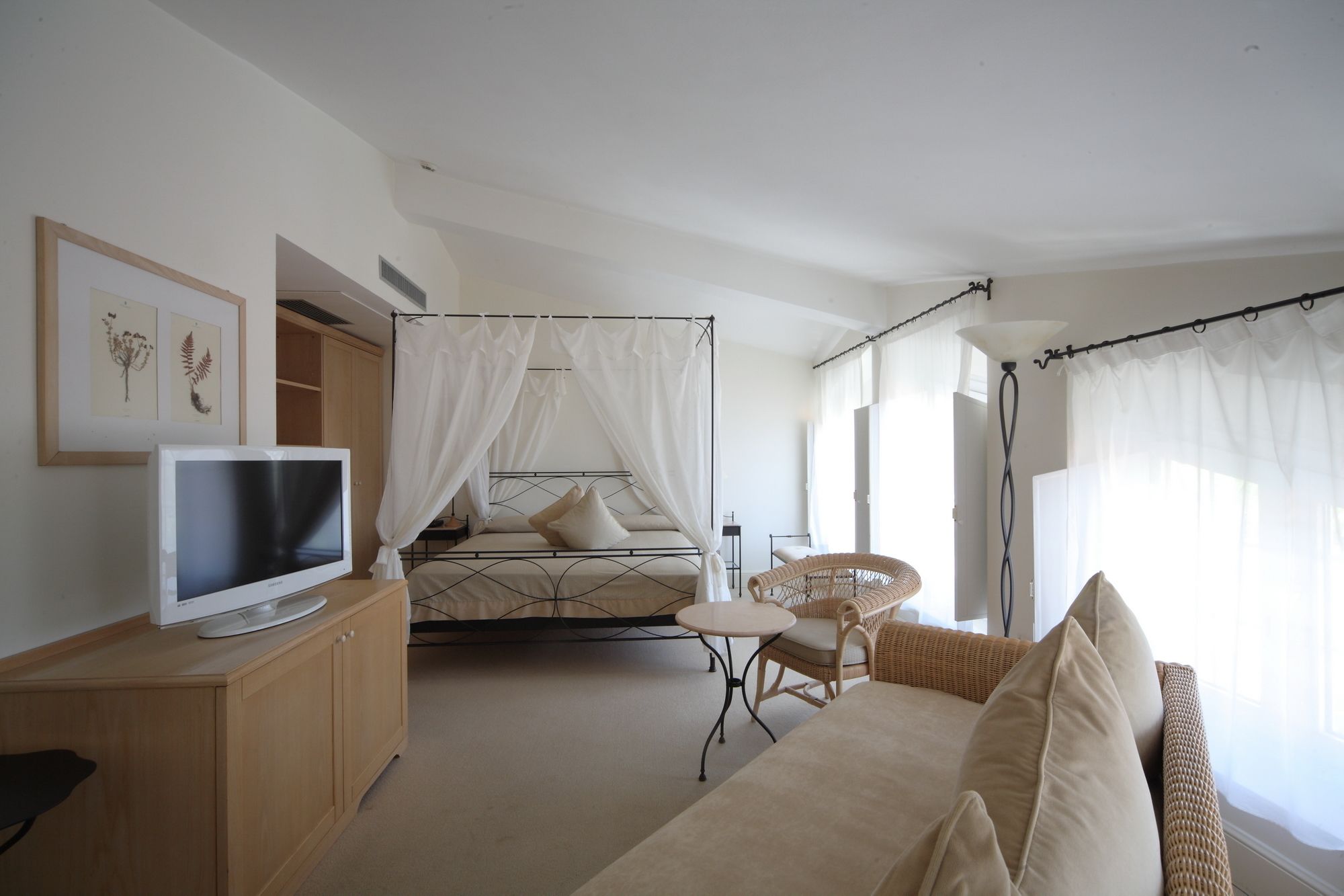 junior suite | 1 bedroom, minibar, in-room safe, desk