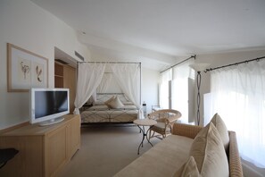 小型套房 | 迷你吧、客房内保险箱、办公桌、隔音