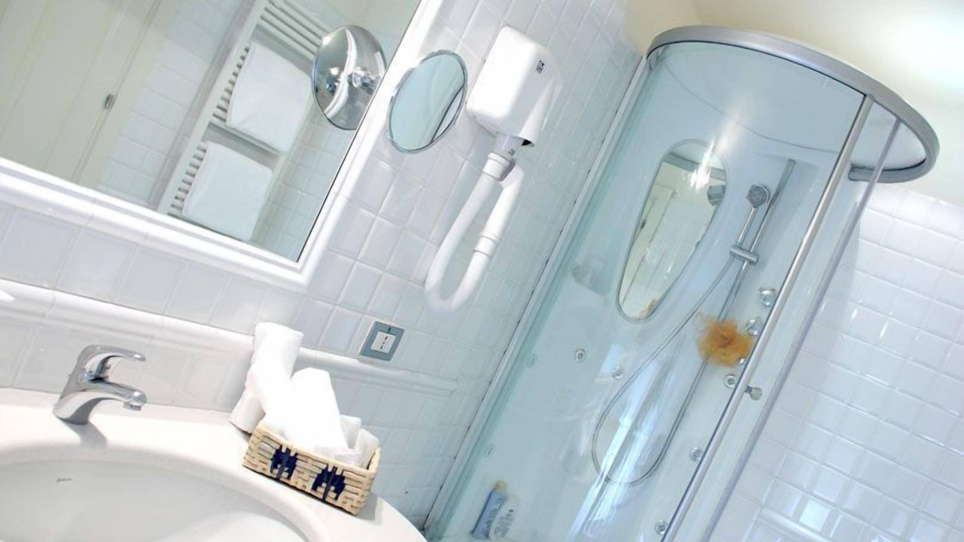 standard double room | bathroom | shower, hydromassage showerhead, free toiletries, hair dryer
