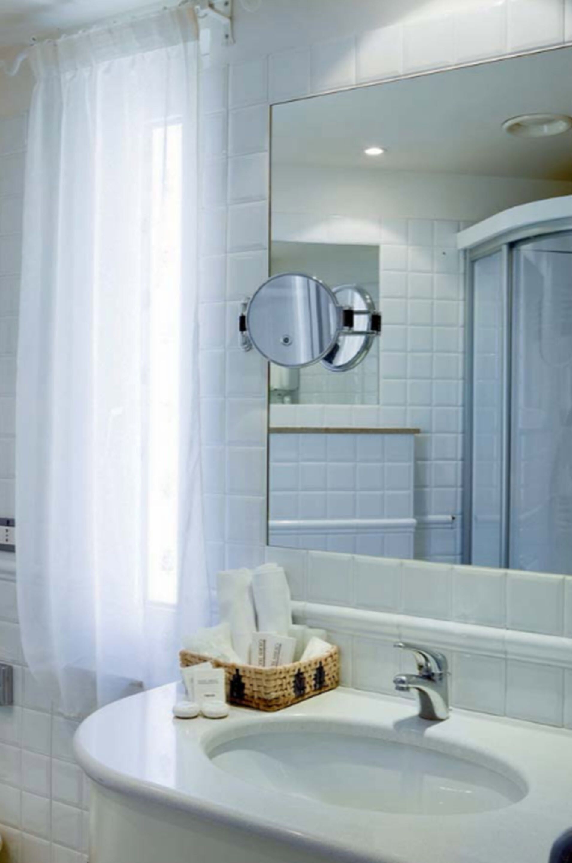 shower, hydromassage showerhead, free toiletries, hair dryer